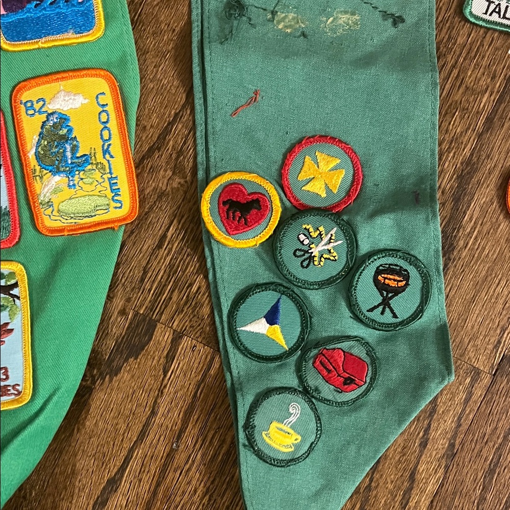 VINTAGE 70s 80s Green Girl Scouts Sash with Vintage Badges Patches - Picture 4 of 9
